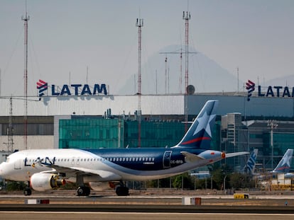 Un avión de la aerolínea Latam frente al aeropuerto de Chile, en mayo.