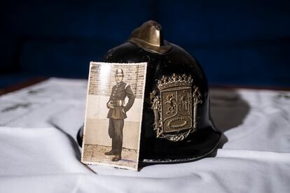 El padre de María Teresa, retratado con el uniforme de bombero.