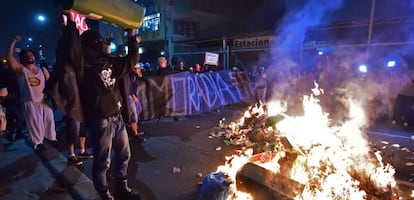 Protestors set barricades on fire in São Paulo.