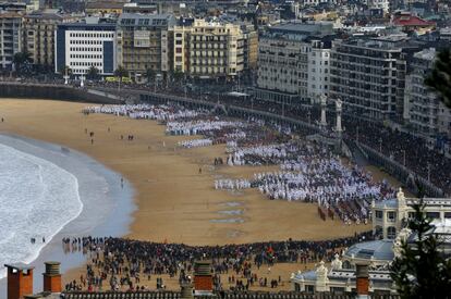 Vista de la playa de La Concha, en San Sebastián, donde se ha celebrado el multitudinario encuentro con las tamborradas de la ciudad.