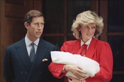 La princesa Diana, acompañada del príncipe Carlos, abandona el hospital Santa María en Paddington (Londres) con su segundo hijo, Enrique, el 16 de septiembre de 1984.