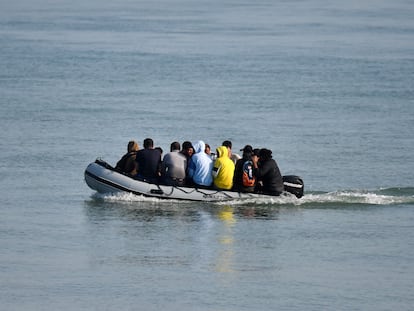Un grupo de inmigrantes intenta llegar a la costa británica, a través del canal de la Mancha.