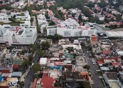 La colonia popular Santa Teresa junto al desarrollo Fuentes del Pedregal, en Ciudad de México, en agosto de 2022.