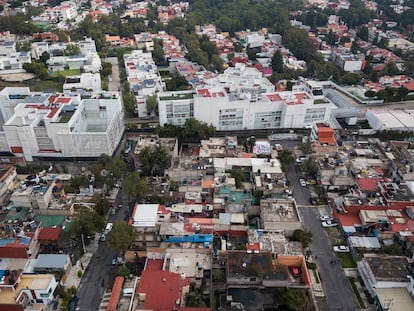 La colonia popular Santa Teresa junto al desarrollo Fuentes del Pedregal, en Ciudad de México, en agosto de 2022.