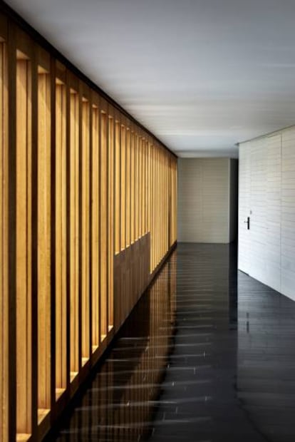 El corredor en el hotel Atrio, proyectado por los arquitectos Tuñón y Mansilla.