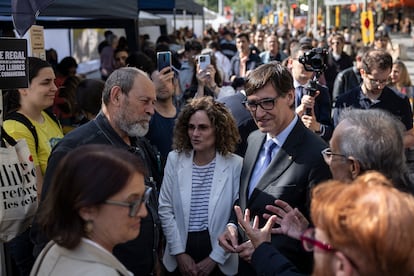 El presidente catalán, Salvador Illa, acompañado de la consellera de cultura, Sònia Hernández, esta mañana en el Paseo de Gràcia de Barcelona.