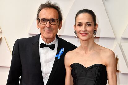 El compositor español Alberto Iglesias, nominado al Oscar por la banda sonora de Madres paralelas, de Pedro Almodóvar, con su esposa Cristina Hortigüela. Esta era su cuarta nominación.