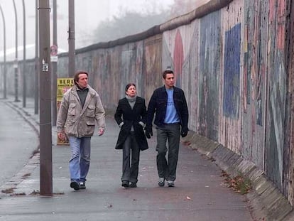 Paseantes bordean el muro en la zona conocida como <i>East Side Gallery</i>.