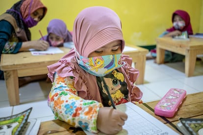 Una niña, con hiyab, aprende a escribir en una escuela de Cinere, Depok, en Java Occidental (Indonesia).