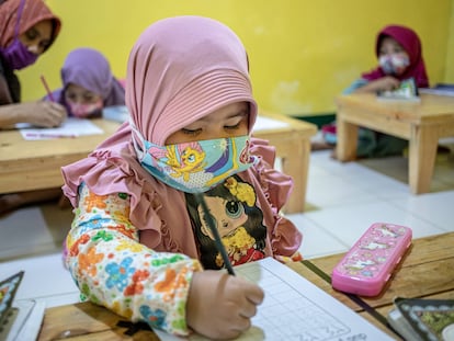 Una niña, con hiyab, aprende a escribir en una escuela de Cinere, Depok, en Java Occidental (Indonesia).