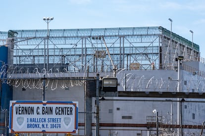 Imagen de la barcaza Vernon C. Bain Correctional Center, en 2020 en Nueva York.