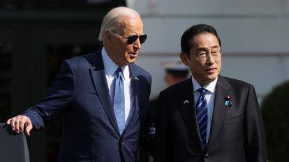 El presidente de Estados Unidos, Joe Biden, y el primer ministro japonés, Fumio Kishida, el 10 de abril en Washington.