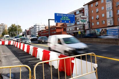 Actuaciones preliminares de ampliacin de carril en la calzada norte de la A-5 para poder llevar a cabo la primera fase de desvos a partir de enero.