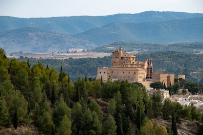 La Basílica-Santuario de la Santísima y Vera Cruz, de origen islámico, alberga en su interior una cruz oriental, procedente de Jerusalén. Es considerada una reliquia medieval.