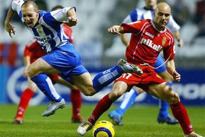 Munitis, forzado, no puede impedir que Movilla se haga con la pelota.