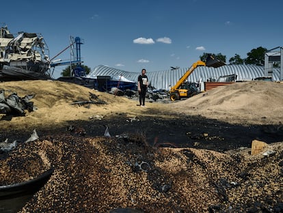 Una mujer observa el grano quemado después de un ataque ruso a unos silos en Odesa.