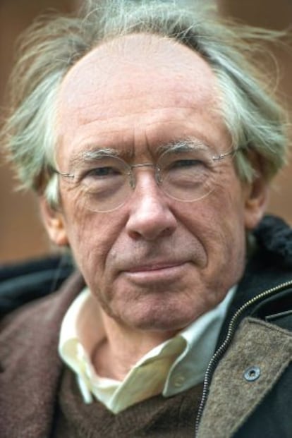 Ian McEwan junto a su casa, en Gray’s Inn, escenario de su nueva novela.