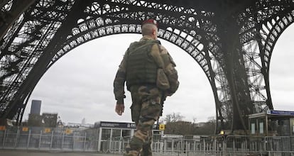 Un soldat patrulla a la zona de la torre Eiffel el 10 de gener.