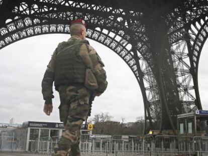 Un soldat patrulla a la zona de la torre Eiffel el 10 de gener.