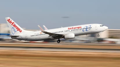 Un Boeing 737-800 de Air Europa despega del aeropuerto de Palma de Mallorca.