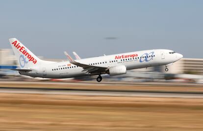 Un Boeing 737-800 de Air Europa despega del aeropuerto de Palma de Mallorca.