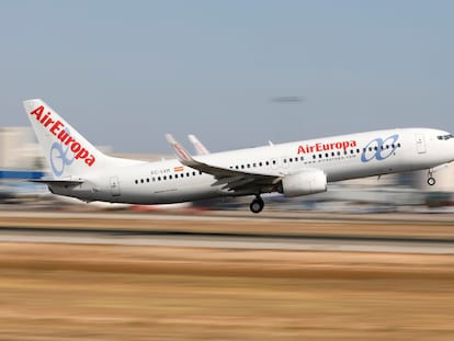 Un Boeing 737-800 de Air Europa despega del aeropuerto de Palma de Mallorca.