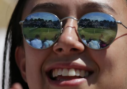 Una aficionada luce unas gafas en las que se reflejan las pistas de tenis del torneo de Wimbledon.