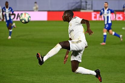 Mendy, en una acción contra el Alavés.