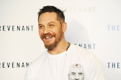 Tom Hardy – Pocos actores de la fama y éxito del británico han conseguido mantenerse férreos en su decisión de mostrar una sonrisa natural. El protagonista de Venom luce unos dientes inferiores desalineados y apiñados y unos incisivos superiores que presentan una ligera protrusión hacia adelante.