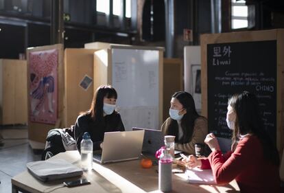 Miembros del colectivo Liwai, durante una sesión de trabajo en el espacio de residencias de Matadero.