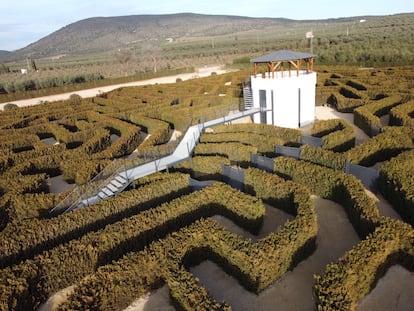 Encontrar la salida tiene premio: permite el acceso a un pequeño edificio hexagonal con un mirador con vistas al entorno natural.