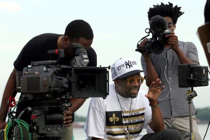 Spike Lee (en el centro) graba <i>If God is willing and da creek don't rise. </i>