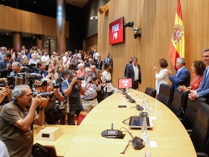 El presidente del gobierno en funciones y líder del PSOE, Pedro Sánchez, antes de presidir la reunión del grupo parlamentario socialista en el Congreso de los Diputados en Madrid