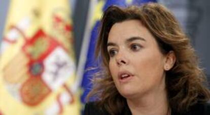 La vicepresidenta del Gobierno, Soraya Sáenz de Santamaría, durante una rueda de prensa que ofreció al término de una reunión del Consejo de Ministros, en el Palacio de la Moncloa. EFE/Archivo