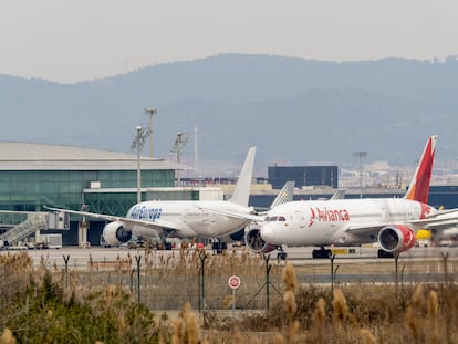 Un avión de Avianca en el aeropuerto del Prat, Barcelona. Foto: Carles Ribas