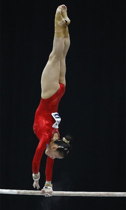 Con la polémica de la edad de sus gimnastas ya superada la campeona olímpica llega a Rótterdam con ganas de guerra. Aquí están cuatro de las componentes del equipo en Pekín 2008, incluída la increíble He Kexin (oro en paralelas), que ha logrado 16,066 puntos en paralelas, una gesta casi imposible con el nuevo código, y la futura promesa del gigante asiático: Huang Qiushang (en la fotografía) fue ayer la segunda mejor china.