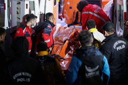 La explosión se produjo a unos 300 metros bajo tierra, una profundidad bajo la que se encontraban cerca de 50 mineros. En la imagen, traslado de un minero a una ambulancia.