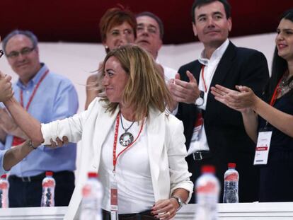 Pedro Zerolo fa un petó a la mà a Carme Chacón en el XXIX Congrés Federal Extraordinari del PSOE.