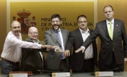 (De izq. a dcha.) El secretario general de la Federación Estatal de Industria de USO, Pedro Ayllón; su homólogo en FITAG-UGT, Antonio Deusa Pedrazo; el secretario de Estado de Energía, Alberto Nadal; el secretario general de la Federación de Industria de CCOO, Agustín Martín; y el presidente de la patronal del carbón, Carbunión, Óscar Lapastora; durante la firma del acuerdo del Marco de Actuación de la Minería del Carbón 2013-2018, esta tarde en Madrid.