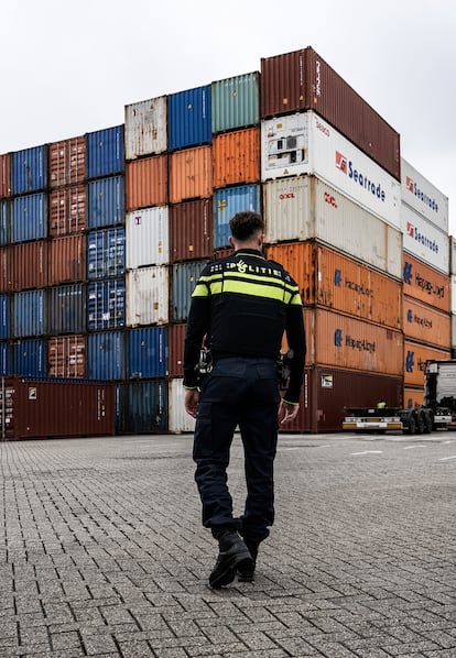 El sargento Reiners De Groen, de la policía de Róterdam, patrulla en la zona portuaria. Un océano de miles de contenedores se alinea en el mayor puerto de Europa, un gigante que emplea a más de 100.000 personas. 