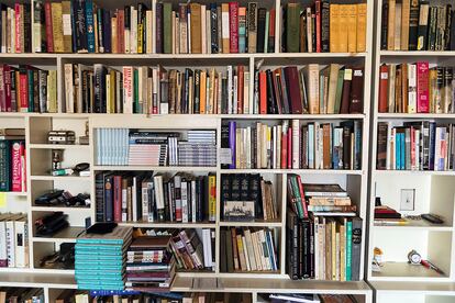 La biblioteca de Vivian Gornick en su apartamento de Manhattan.