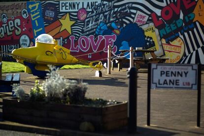 Un submarino amarillo y murales relacionados a Los Beatles decoran el centro comunitario de Penny Lane en Liverpool