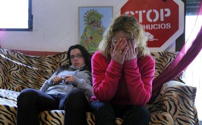 Gisela Bajo y su hija, menor de edad, a la espera del desahucio de su casa en Valencia, antes de conocer la paralización.