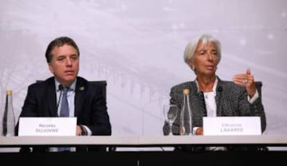 A titular do FMI, Christine Lagarde, durante a coletiva de imprensa ao lado do ministro da Economia da Argentina, Nicolás Dujovne.