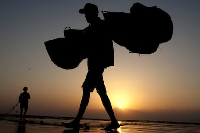 Un pescador tras la faena en Karachi, Pakistán. 