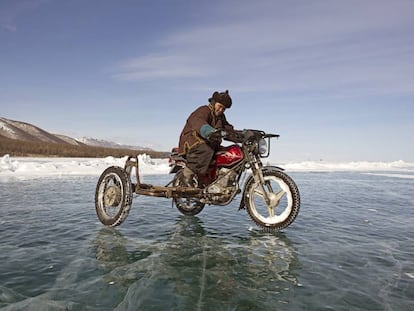 Durante el invierno, el lago Hovsgol, que da nombre a la región, está completamente helado.