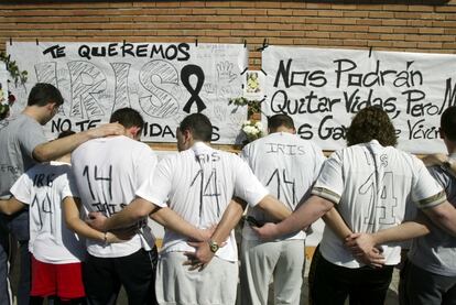 Compañeros del equipo de fútbol de uno de los muertos en uno de los trenes del 11-M le rinden homenaje durante la jornada electoral del 14-M.
