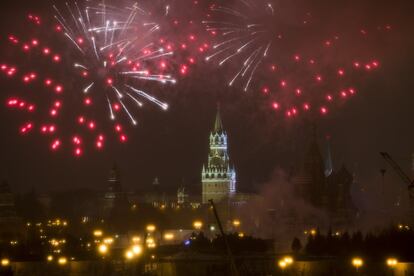 Moscú da la bienvenida al 2017 con un gran espectáculo de fuegos artificiales.