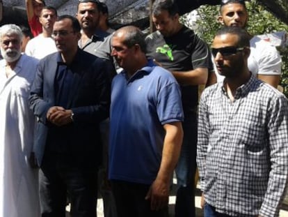 Abdal&aacute; abu Nab (con t&uacute;nica), junto familiares y activistas palestinos en su casa de Silwan, Jerusal&eacute;n Este.