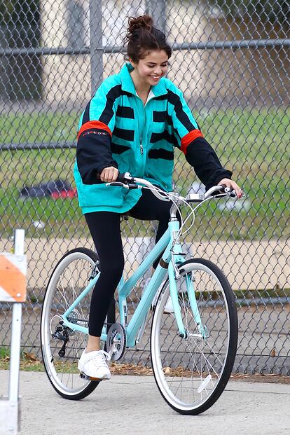 Selena Gomez pedaleando en 2017 demuestra que no hay mejor pareja para una bici retro que una sudadera ídem.